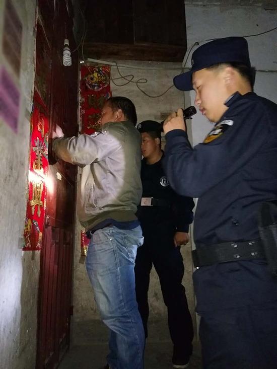 襄樊粗心妈妈误将幼女锁家中 